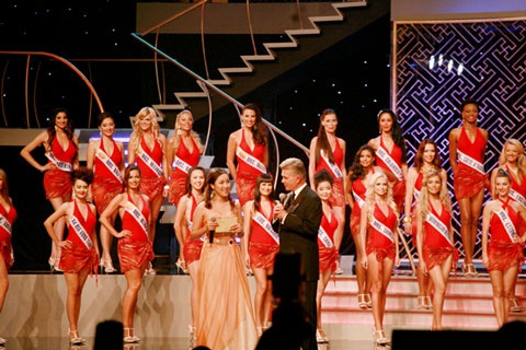 Ảnh đẹp đêm chung kết Hoa hậu quý bà Thế giới 2009 - 5