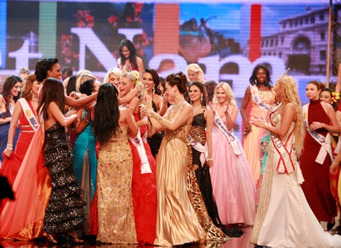 Ảnh đẹp đêm chung kết Hoa hậu quý bà Thế giới 2009 - 16