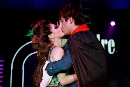 Vũ Thu Phương hôn Tuấn Hưng say đắm - 2 Vũ Thu Phương hôn Tuấn Hưng say đắm - 2