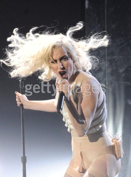 Lady Gaga khuấy động sân khấu American Music Awards - 9 Lady Gaga khuấy động sân khấu American Music Awards - 9