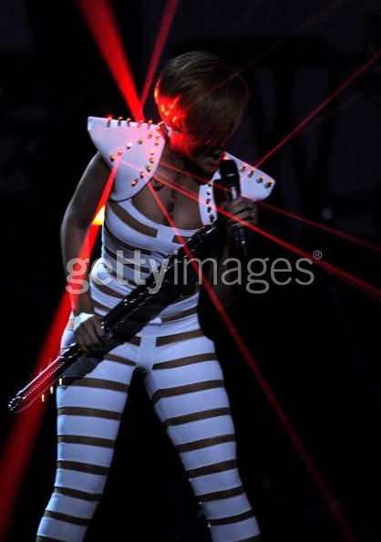 Rihanna và bộ đồ gây sốc - 11 Rihanna và bộ đồ gây sốc - 11