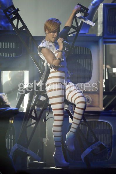 Rihanna và bộ đồ gây sốc - 8 Rihanna và bộ đồ gây sốc - 8