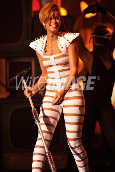 Rihanna và bộ đồ gây sốc - 9 Rihanna và bộ đồ gây sốc - 9