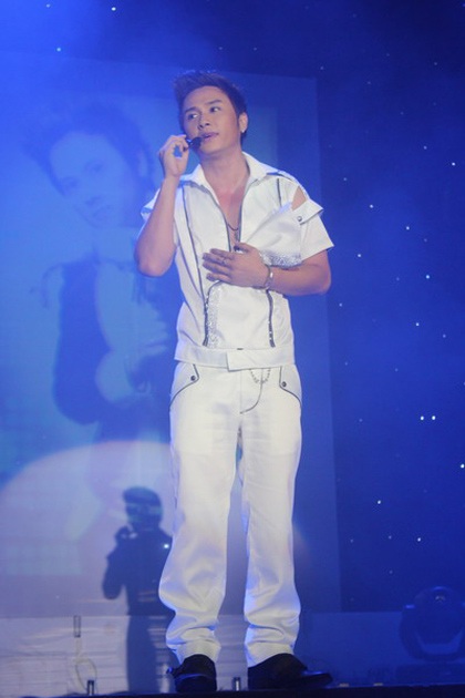 Hàn Thái Tú “biến hóa” đầy bất ngờ trong live show đầu tiên - 12 Hàn Thái Tú “biến hóa” đầy bất ngờ trong live show đầu tiên - 12