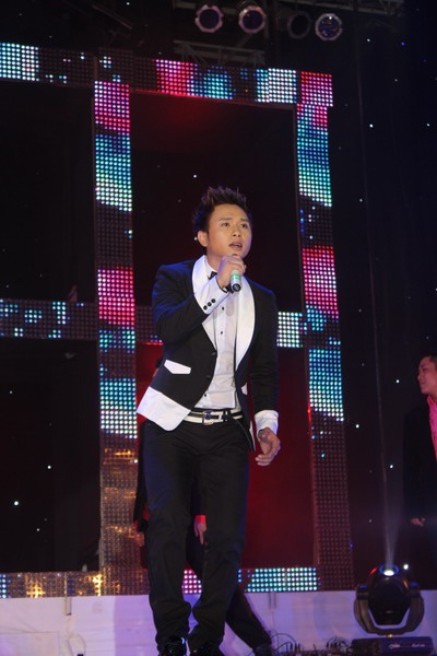 Hàn Thái Tú “biến hóa” đầy bất ngờ trong live show đầu tiên - 8 Hàn Thái Tú “biến hóa” đầy bất ngờ trong live show đầu tiên - 8