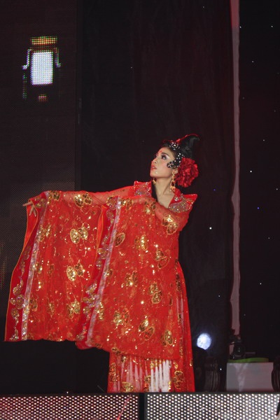 Hàn Thái Tú “biến hóa” đầy bất ngờ trong live show đầu tiên - 22 Hàn Thái Tú “biến hóa” đầy bất ngờ trong live show đầu tiên - 22