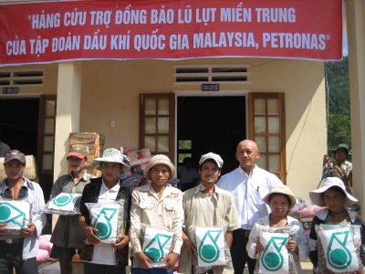 Chuyến hàng đầu tiên đến với xã Trà Vân - 1 Chuyến hàng đầu tiên đến với xã Trà Vân - 1