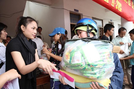 Mỹ Tâm dùng tiền thắng kiện làm từ thiện - 1 Mỹ Tâm dùng tiền thắng kiện làm từ thiện - 1
