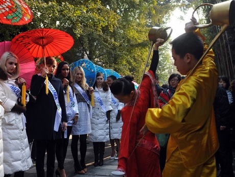 Người đẹp Hoa hậu quốc tế đi vãn cảnh Thành Đô - 22 Người đẹp Hoa hậu quốc tế đi vãn cảnh Thành Đô - 22