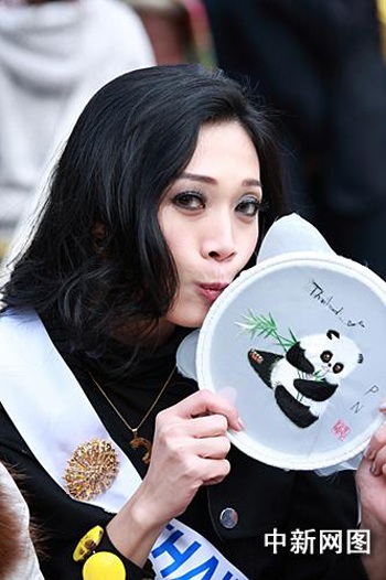 Người đẹp Hoa hậu quốc tế đi vãn cảnh Thành Đô - 14 Người đẹp Hoa hậu quốc tế đi vãn cảnh Thành Đô - 14