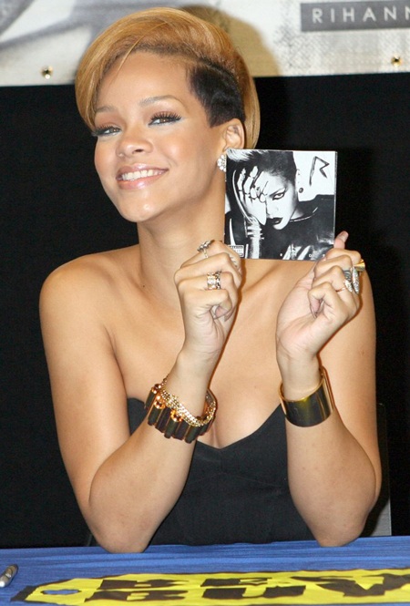 Rihanna xinh đẹp, gợi cảm trong buổi quảng cáo album mới - 4 Rihanna xinh đẹp, gợi cảm trong buổi quảng cáo album mới - 4
