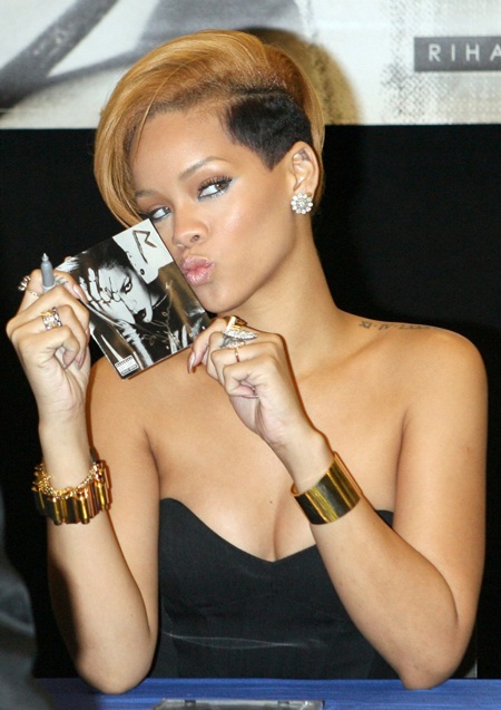 Rihanna xinh đẹp, gợi cảm trong buổi quảng cáo album mới - 7 Rihanna xinh đẹp, gợi cảm trong buổi quảng cáo album mới - 7