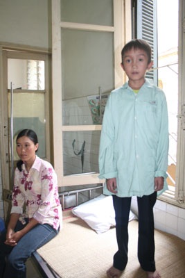 Trao quà nhân ái cho cậu bé Phạm Văn Thoan - 1 Trao quà nhân ái cho cậu bé Phạm Văn Thoan - 1