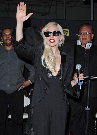 Lady Gaga chi 1000 đô mua pizza cho fan - 1 Lady Gaga chi 1000 đô mua pizza cho fan - 1