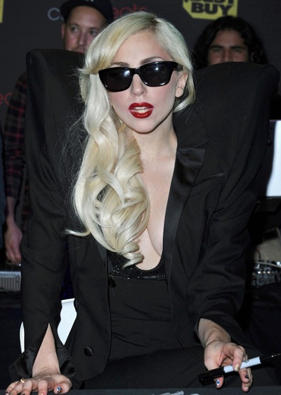 Lady Gaga chi 1000 đô mua pizza cho fan - 2 Lady Gaga chi 1000 đô mua pizza cho fan - 2