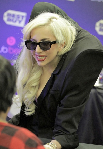 Lady Gaga chi 1000 đô mua pizza cho fan - 6 Lady Gaga chi 1000 đô mua pizza cho fan - 6