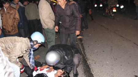 15 phút, 2 vụ xe máy húc ô tô - 3