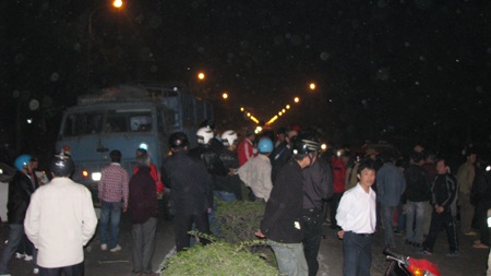 15 phút, 2 vụ xe máy húc ô tô - 2