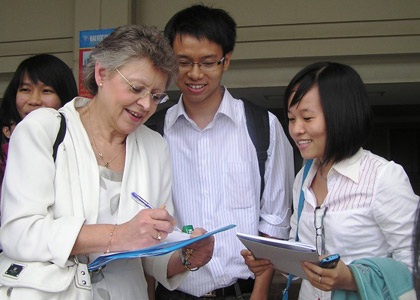 Gặp người nhận giải Nobel Y- sinh 2008 tại TPHCM - 3 Gặp người nhận giải Nobel Y- sinh 2008 tại TPHCM - 3