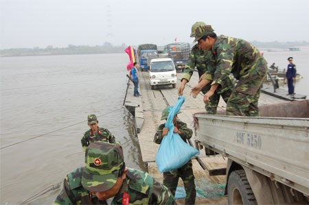 Cầu phao bị xê dịch vì tàu, phà chen lấn - 4 Cầu phao bị xê dịch vì tàu, phà chen lấn - 4