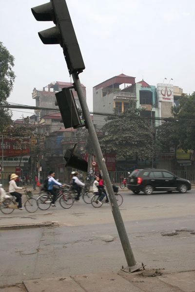 Đèn sắp rơi, cột sắp đổ - 2 Đèn sắp rơi, cột sắp đổ - 2