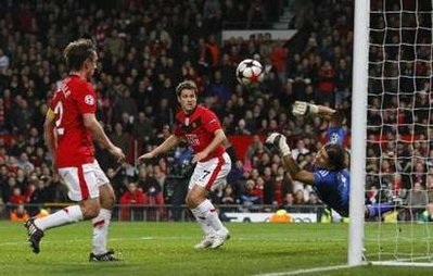 MU “phơi áo” ngay tại Old Trafford - 3 MU “phơi áo” ngay tại Old Trafford - 3