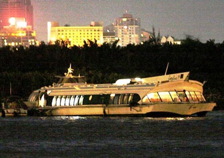 Hai tầu cánh ngầm tông nhau, 8 người bị thương - 3 Hai tầu cánh ngầm tông nhau, 8 người bị thương - 3