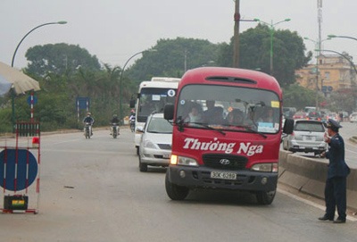 Tổng kiểm tra, “xe bị cấm” vẫn qua cầu Thăng Long - 1