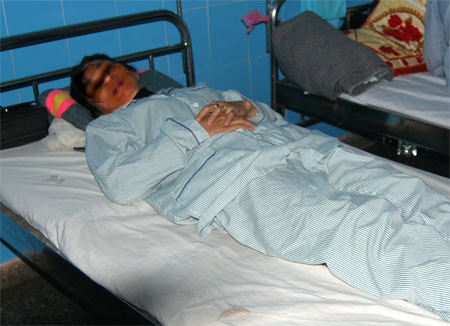 Lột quần áo phụ nữ để đánh ghen, 4 đối tượng bị khởi tố - 1 Lột quần áo phụ nữ để đánh ghen, 4 đối tượng bị khởi tố - 1