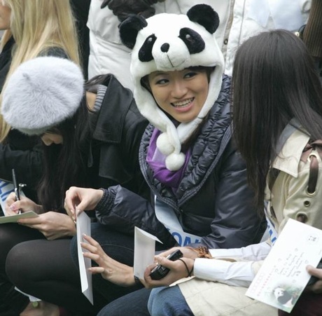 Người đẹp Hoa hậu Quốc tế chơi với gấu trúc - 11 Người đẹp Hoa hậu Quốc tế chơi với gấu trúc - 11