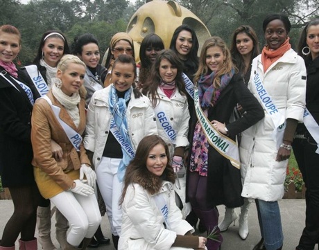 Người đẹp Hoa hậu Quốc tế chơi với gấu trúc - 1 Người đẹp Hoa hậu Quốc tế chơi với gấu trúc - 1