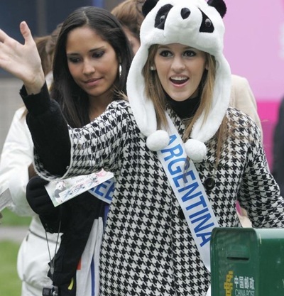 Người đẹp Hoa hậu Quốc tế chơi với gấu trúc - 15 Người đẹp Hoa hậu Quốc tế chơi với gấu trúc - 15