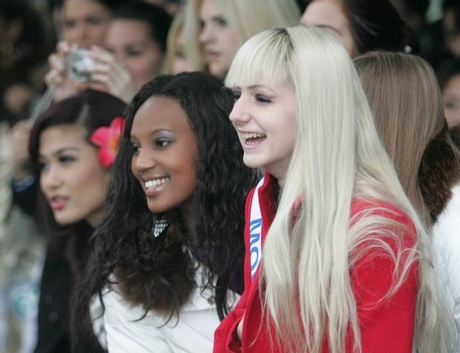 Người đẹp Hoa hậu Quốc tế chơi với gấu trúc - 2 Người đẹp Hoa hậu Quốc tế chơi với gấu trúc - 2