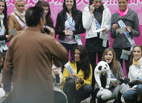 Người đẹp Hoa hậu Quốc tế chơi với gấu trúc - 6 Người đẹp Hoa hậu Quốc tế chơi với gấu trúc - 6