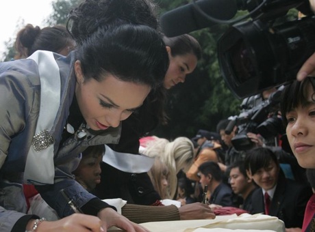 Người đẹp Hoa hậu Quốc tế chơi với gấu trúc - 7 Người đẹp Hoa hậu Quốc tế chơi với gấu trúc - 7