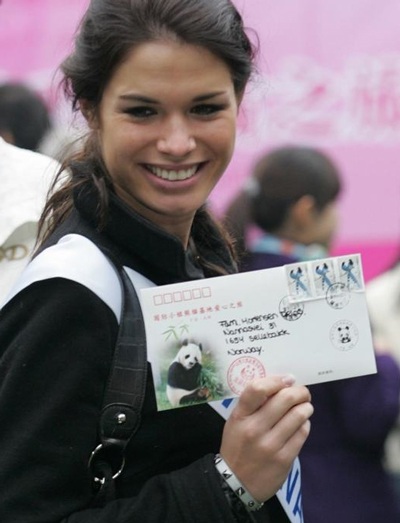 Người đẹp Hoa hậu Quốc tế chơi với gấu trúc - 8 Người đẹp Hoa hậu Quốc tế chơi với gấu trúc - 8