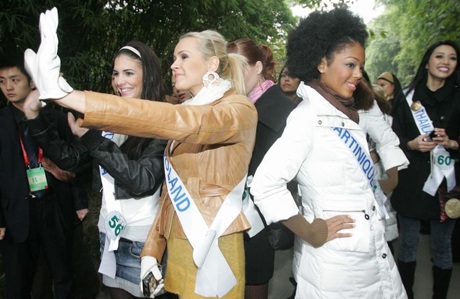 Người đẹp Hoa hậu Quốc tế chơi với gấu trúc - 9 Người đẹp Hoa hậu Quốc tế chơi với gấu trúc - 9