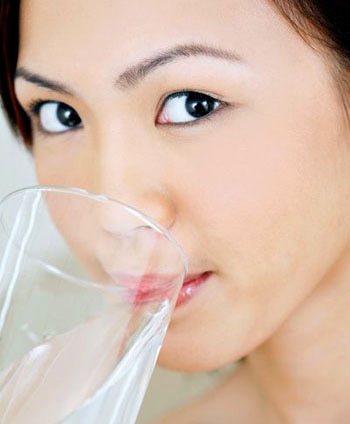 Làm gì để môi bớt khô? - 1 Làm gì để môi bớt khô? - 1