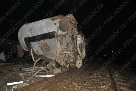 Hiện trường vụ tai nạn tàu hỏa thảm khốc ở Nga - 11