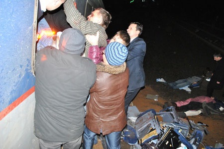 Hiện trường vụ tai nạn tàu hỏa thảm khốc ở Nga - 7