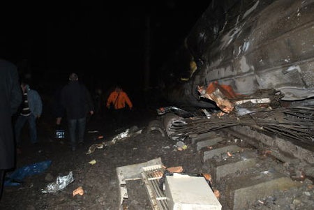 Hiện trường vụ tai nạn tàu hỏa thảm khốc ở Nga - 10