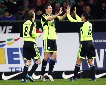 Hòa nghẹt thở với Wolfsburg, Bremen giành ngôi đầu - 2 Hòa nghẹt thở với Wolfsburg, Bremen giành ngôi đầu - 2
