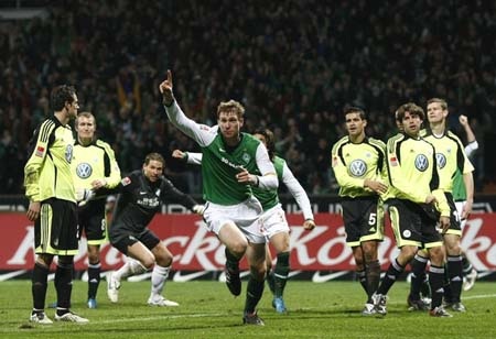 Hòa nghẹt thở với Wolfsburg, Bremen giành ngôi đầu - 3 Hòa nghẹt thở với Wolfsburg, Bremen giành ngôi đầu - 3