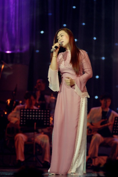 Thái Thuỳ Linh “diễn” pha tình cảm trong đêm nhạc Trịnh - 6 Thái Thuỳ Linh “diễn” pha tình cảm trong đêm nhạc Trịnh - 6