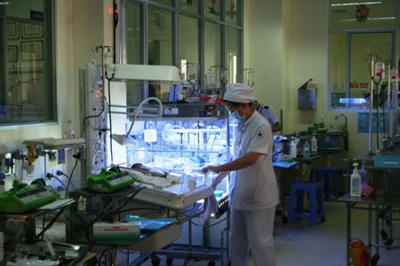 Cháu bé sơ sinh suýt bị chôn sống đang bình phục - 1 Cháu bé sơ sinh suýt bị chôn sống đang bình phục - 1