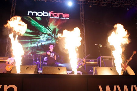 Lửa rock “bùng cháy” tại sân Mỹ Đình - 8 Lửa rock “bùng cháy” tại sân Mỹ Đình - 8