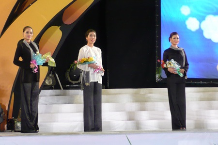 Người đẹp “khoe” áo bà ba trong Festival Lúa gạo - 3 Người đẹp “khoe” áo bà ba trong Festival Lúa gạo - 3
