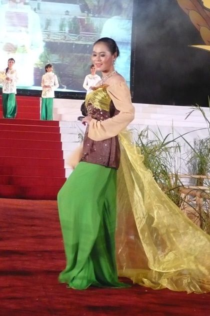 Người đẹp “khoe” áo bà ba trong Festival Lúa gạo - 8 Người đẹp “khoe” áo bà ba trong Festival Lúa gạo - 8
