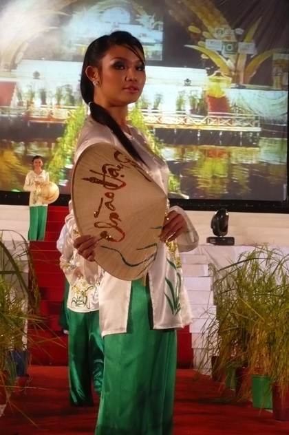 Người đẹp “khoe” áo bà ba trong Festival Lúa gạo - 7 Người đẹp “khoe” áo bà ba trong Festival Lúa gạo - 7