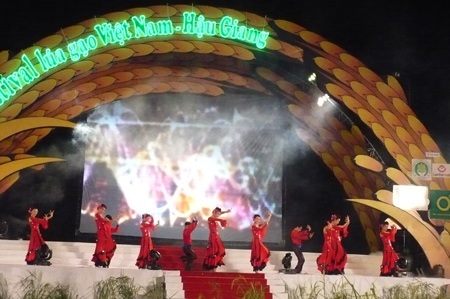 Người đẹp “khoe” áo bà ba trong Festival Lúa gạo - 15 Người đẹp “khoe” áo bà ba trong Festival Lúa gạo - 15